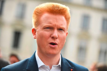 Adrien Quatennens, &eacute;lu du Nord, a d&ucirc;, apr&egrave;s des r&eacute;v&eacute;lations du Canard Encha&icirc;n&eacute;, confirmer avoir donn&eacute; une gifle &agrave; sa femme, entre autres violences conjugales, au cours d&rsquo;une dispute sur leur prochain divorce