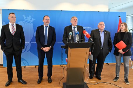 Gilles Feith (Luxair), Arbeitsminister Georges Engel (LSAP), Mobilitätsminister François Bausch („déi gréng“), LCGB-Präsident Patrick Dury und OGBL-Vertreterin Michelle Cloos auf der anschließenden Pressekonferenz