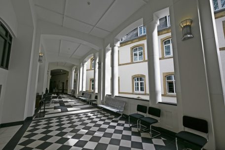 Tödlicher Schuss in Bonneweg / Polizist wegen Gebrauch seiner Dienstwaffe angeklagt – so lief der erste Prozesstag