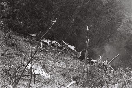 Teile des Flugzeugwracks im Hang des Waldst&uuml;cks
