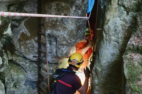 Auf diesem Bild erkennt man, wie beengt die Verh&auml;ltnisse bei der Evakuierung des Verletzten waren.