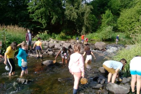 Das Wassererlebniszentrum kann von Schülern und Studenten besucht werden, wo sie die Möglichkeit haben, das Wasser der Our zu analysieren