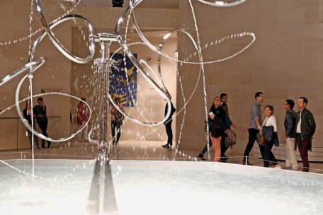 Im Mudam können die Besucher die Kunstausstellungen bis tief in die Nacht besichtigen