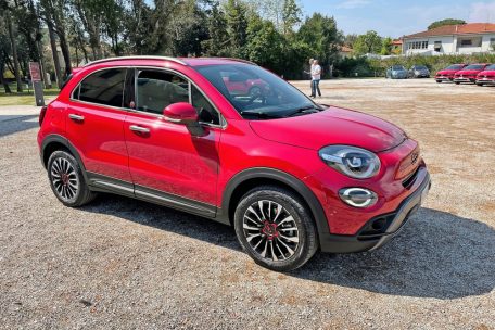 HEV wie der Fiat 500 X Hybrid eignen sich vor allem für kurze Strecken innerhalb von Stadt- und Wohngebiet