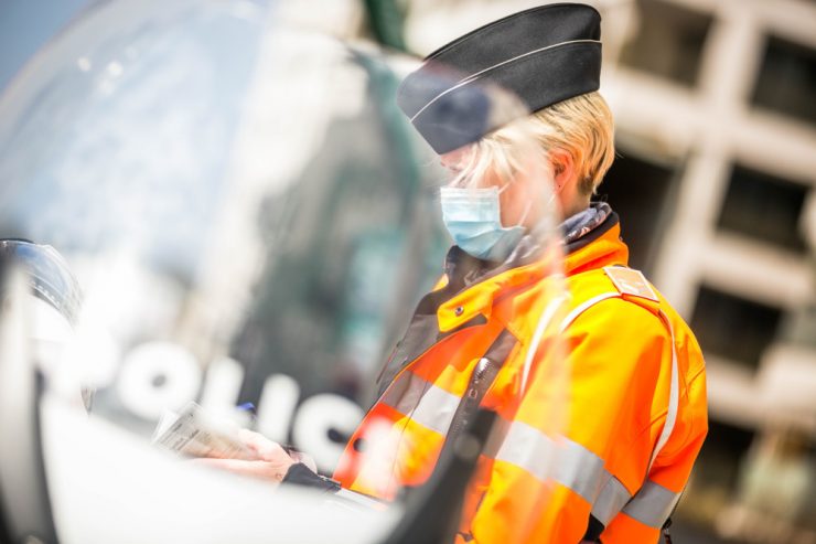 Beles / Fußgänger spuckt Autofahrer an und sprüht Pfefferspray durch Fahrzeugfenster