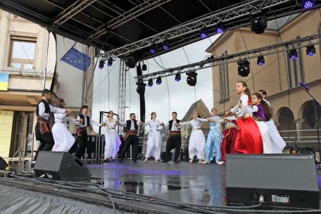 Zahlreiche Gruppen f&uuml;hrten traditionelle T&auml;nze vor