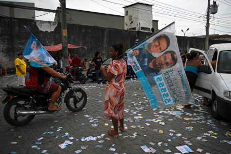 Eine Frau steht w&auml;hrend der Parlaments- und Pr&auml;sidentschaftswahlen auf der Stra&szlig;e in der Favela Mare in Rio de Janeiro, Brasilien, am 2. Oktober 2022