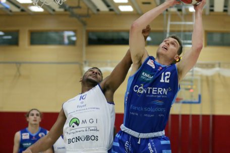 Tyler Cartaino (in Blau) und Contern besaßen am Ende ein bisschen mehr Coolness und Routine