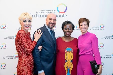 Durch das französische Chanson verbunden (v.l.): Adrienne Haan, EU-Ratspräsident Charles Michel, OIF-Präsidentin Louise Mushikiwabo und Amélie Derbaudrenghien, Charles Michels Lebensgefährtin