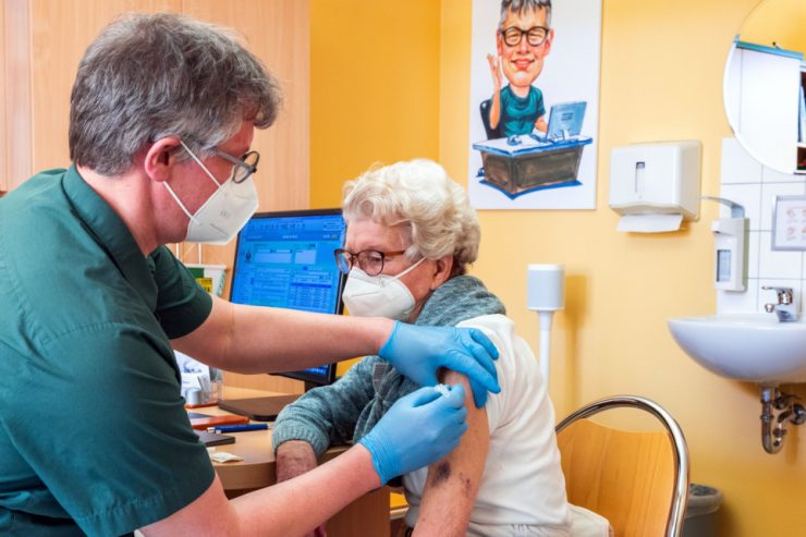 Pandemie / Wie heftig wird es im Winter? Schub für Corona-Welle durch weitere Omikron-Sublinien befürchtet