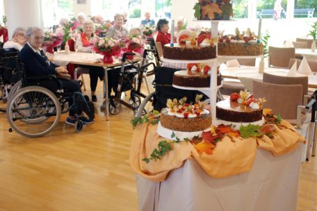 Der Geburtstagskuchen fand gro&szlig;en Anklang bei den Jubilaren