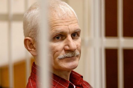 Der belarussische Menschenrechtsanwalt Ales Bjaljatzki w&auml;hrend einer Gerichtsverhandlung in Minsk