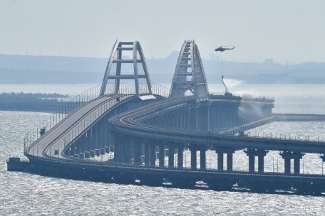 Ein Hubschrauber wirft Wasser ab, um das Feuer auf der Krim-Brücke, die das russische Festland und die Halbinsel Krim über die Straße von Kertsch verbindet, zu stoppen.