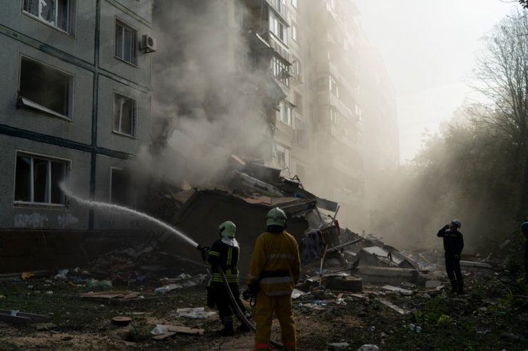 Ukraine-Krieg / Raketenangriff auf Saporischschja: Selenskyj spricht von zwölf Toten