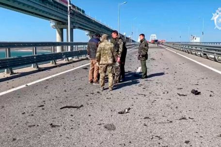 Ein russisches Ermittlungskomitee an einem besch&auml;digten Teil der Krim-Br&uuml;cke, die das russische Festland und die Halbinsel Krim verbindet