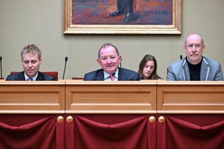 Generalsekretär Laurent Scheeck, Parlamentspräsident Fernand Etgen und Abgeordneter Gilles Baum am Montag vor eingeladener Presse