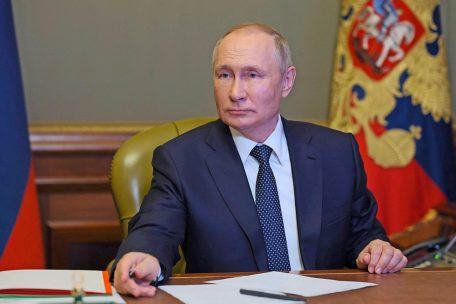 Russland / Falken in Moskau feiern Putins „Massenschlag“