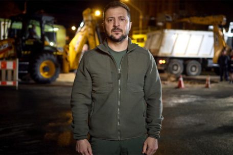 Diese vom Presseb&uuml;ro des ukrainischen Pr&auml;sidenten zur Verf&uuml;gung gestellte Aufnahme zeigt Wolodymyr Selenskyj, Pr&auml;sident der Ukraine, in der Innenstadt von Kiew am Ort eines Raketenangriffs w&auml;hrend seiner t&auml;glichen Ansprache.