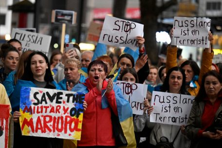 Nach den t&ouml;dlichen russischen Raketenangriffen auf Kiew und andere ukrainische St&auml;dte haben am Montagabend in der deutschen Stadt K&ouml;ln hunderte Menschen gegen die Bombardierungen demonstriert