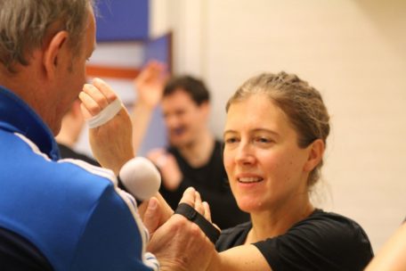 Hier übt Françoise Leurs, Mitbegründerin von „Ving Tsun Kung Fu Luxembourg“, mit einem Partner