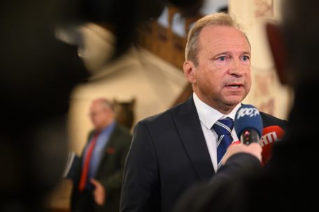 Der CSV-Ko-Fraktionsvorsitzende Gilles Roth erklärt die Position der Christsozialen nach der Budgetvorstellung von Finanzministerin Backes