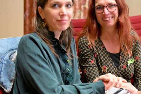 Myriam Cecchetti („déi Lénk“), rechts im Bild neben Parteikollegin Nathalie Oberweis, verlangte einen Systemwechsel: die aktuellen Krisen seien struktureller Natur 
