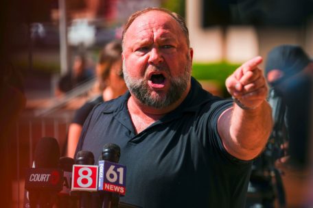 Alex Jones / Fast eine Milliarde Dollar Strafe für US-Verschwörungstheoretiker