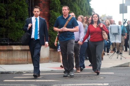 Angeh&ouml;rige der Opfer der Sandy Hook Elementary School mit ihrem Hauptanwalt Josh Koskoff (links) zu Beginn des Prozesses gegen Alex Jones am 13. September