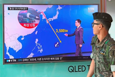 In Schlagdistanz: Ein s&uuml;dkoreanischer Soldat schaut auf eine Illustration, die die Distanz von Nordkorea zu Guam zeigt