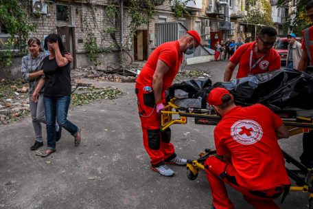 Nothelfer des Roten Kreuzes können Anfang Oktober in der südukrainischen Stadt Mykolajiw nur noch die Leiche einer Frau bergen
