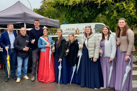 Prominenter Besuch mit (v.l.) B&uuml;rgermeister Michel Gloden, SI-Pr&auml;sident Marc Zago, Tourismusminister Lex Delles sowie den Weink&ouml;niginnen Zo&eacute; und C&eacute;line mit ihren Prinzessinnen