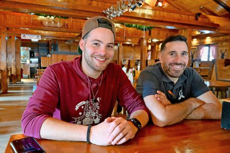 David (links) kommt mit dem Restaurant „Kessel“ zweimal im Jahr in die „Forge du Sud“.