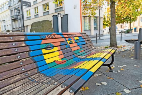 „Poterbänken“ / Setz dich, lass uns reden: Differdingen setzt ein buntes Zeichen für soziales Miteinander
