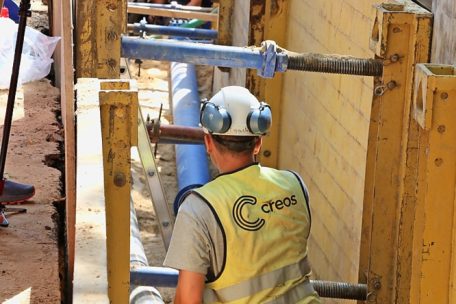 Arbeiter verlegen Gasrohre für das Nieder- und Mitteldrucknetz