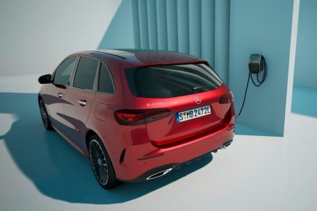 Den Mercedes-Benz B 250 e gibt es unter anderem in der Farbe Jupiterrot