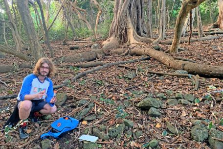 Student Maxim Adams unter dem Banyan-Baum, wo er seine überraschende Entdeckung machte und die längst totgeglaubte Kakerlakenart zufällig fand