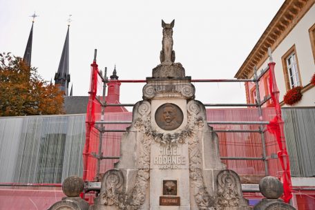„De Renert“ / Der Fuchs steigt für kurze Zeit von seinem Sockel in der Hauptstadt