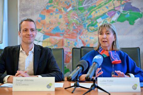 B&uuml;rgermeisterin Lydie Polfer (DP) und der Erste Sch&ouml;ffe Serge Wilmes (CSV) erl&auml;uterten den Stand der Renovierungsarbeiten auf dem Knuedler