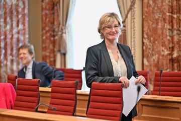 Parlament / Wir haben uns alle lieb: Medienerziehung und Lichtverschmutzung schweißen zusammen