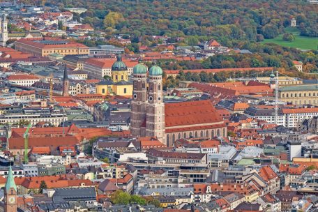  Die Innenstadt der bayerischen Landeshauptstadt München mit der Frauenkirche im Zentrum