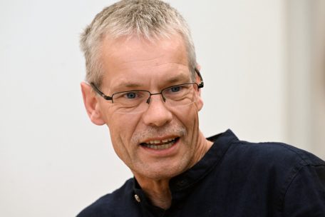 Wie schon sein Opa und auch die beiden Brüder hat Harman Hoekstra Schwierigkeiten dabei, flüssig zu sprechen