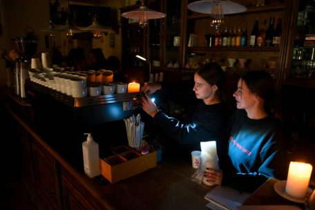 Ukraine-Krieg / Russland hat mit iranischen Drohnen fast halbe Energie-Infrastruktur beschädigt