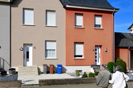 Im ersten Stock rechts ist Maisy Prim vor 80 Jahren geboren. Sie freut sich, ihr Geburtshaus nach all den Jahren noch vorzufinden.