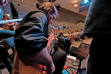 Rund 100 G&auml;ste waren zum ersten Konzert der Hausband der Abtei in den Grund gekommen