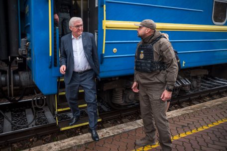 „Ein Bild machen“ / Steinmeier bekundet mit Besuch in der Ukraine Solidarität Deutschlands