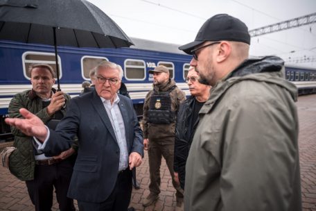 Der deutsche Bundespr&auml;sident Frank-Walter Steinmeier (2.v.l.) wird am Bahnhof von Gouverneur Wjatscheslaw Tschaus begr&uuml;&szlig;t