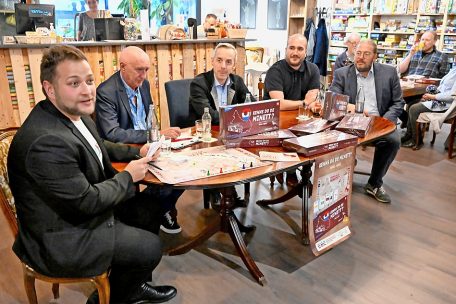 Esch2022-Präsident Georges Mischo (M.) und Head of Tourism Thierry Kruchten (2.v.r.) anlässlich der Spielvorstellung