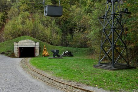 Durch diesen Tunnel geht es in die Tiefe