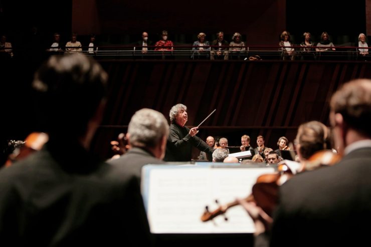 Alain spannt den Bogen / Eine kleine Weltreise in der Philharmonie