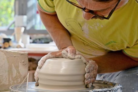 Der T&ouml;pfermeister beim Anfertigen einer Urne